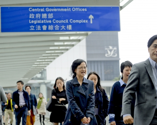 政府去年中曾推出合資格公務員延遲退休優化方案挽留具經驗人才。(資料圖片)