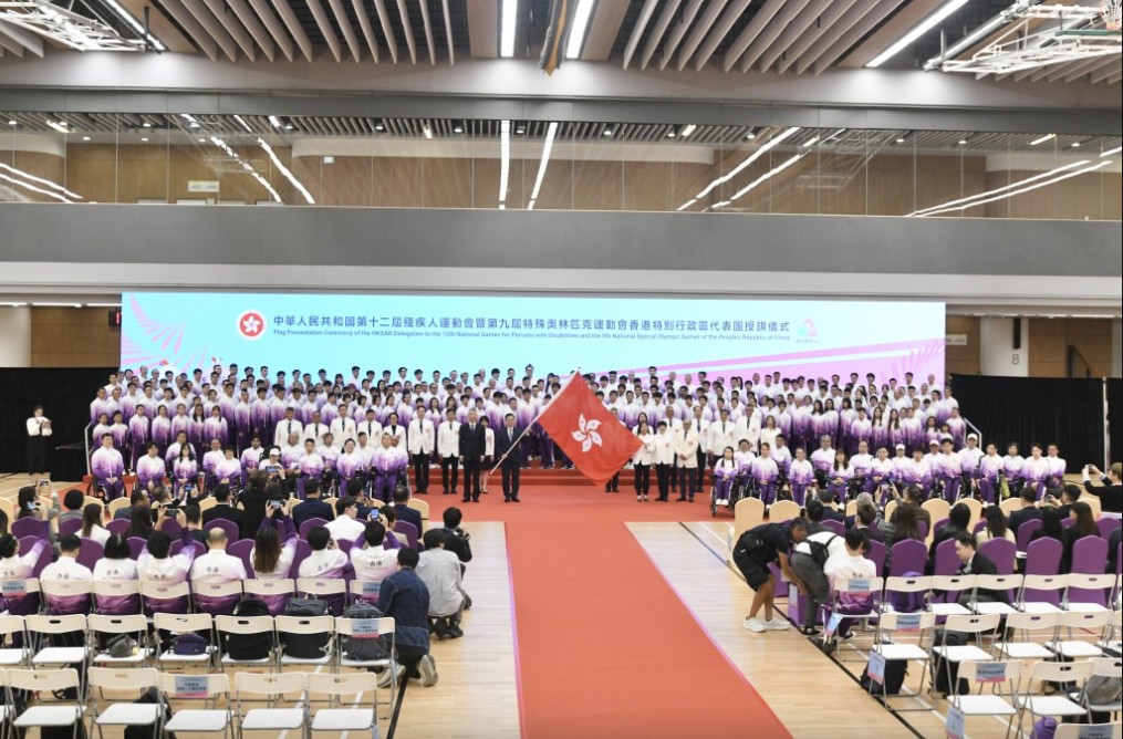 行政長官李家超日前為殘特奧會香港代表團授旗。資料圖片 行政長官李家超日前為殘特奧會香港代表團授旗。資料圖片