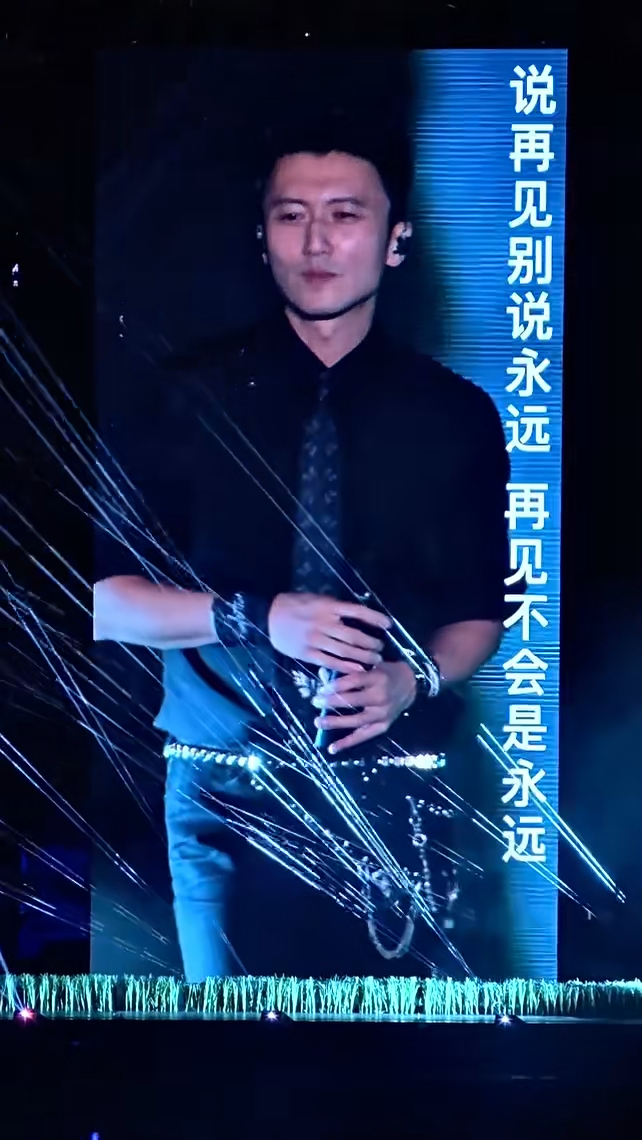 不少網民估計，歌詞觸動了他對亡父謝賢的思念之情，場面令人心酸。
