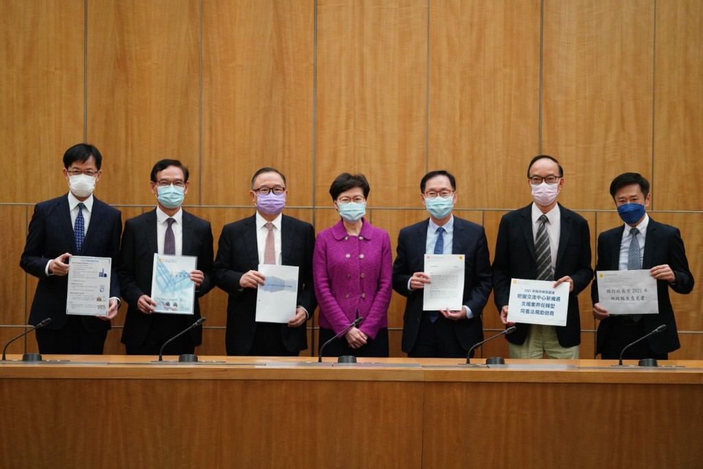 謝偉銓聯同其他立法會「六人組/G6」成員向特首林鄭月娥提交施政報告建議書。