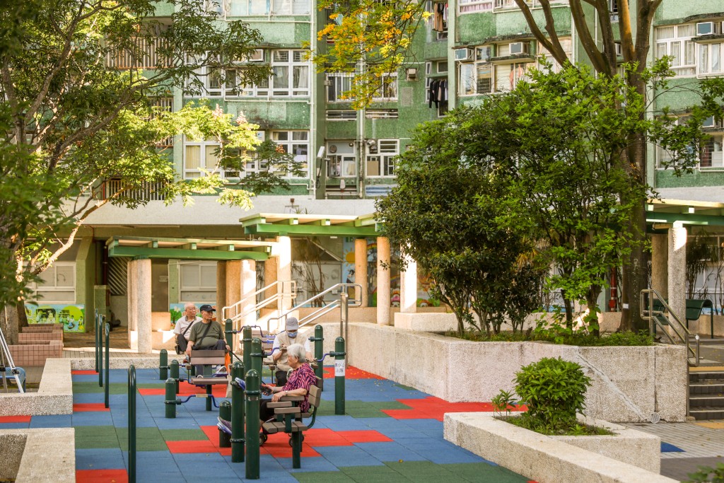 當局承諾繼續增建公屋與「簡約公屋」，目標於2026/27年度將輪候時間降至4.5年。