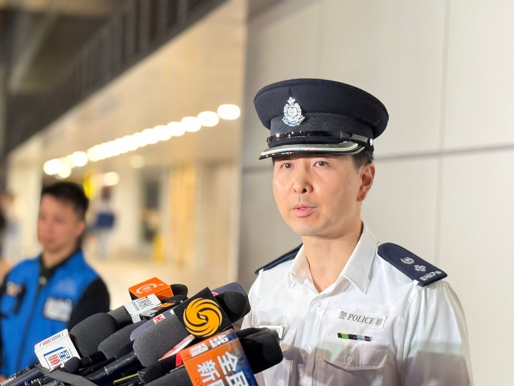 警方強調,警隊對警員使用槍械有嚴格指引,新界北衝鋒隊人員因事件嚴重性,選擇即時戰術性介入,在沒有其他選擇下使用槍械,拯救了無辜女途人性命。 警方強調,警隊對警員使用槍械有嚴格指引,新界北衝鋒隊人員因事件嚴重性,選擇即時戰術性介入,在沒有其他選擇下使用槍械,拯救了無辜女途人性命。