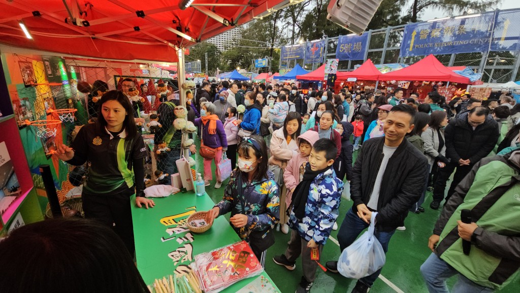 海關今年首次擺放年宵攤位，並舉行慈善義賣。