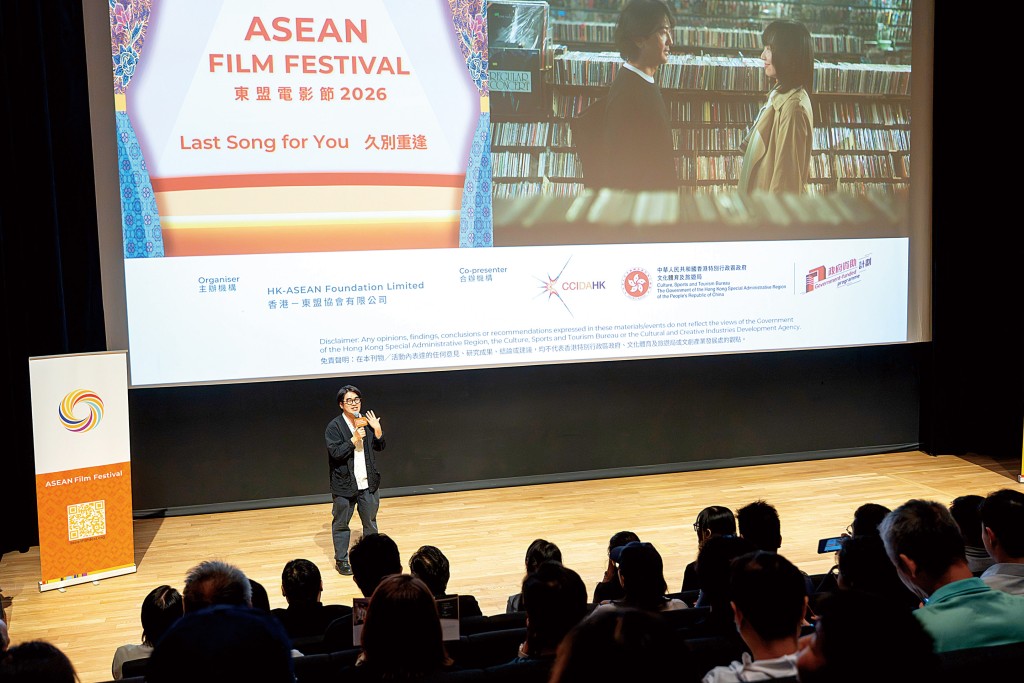 香港導演梁禮彥於《久別重逢》放映會上與觀眾交流。 香港導演梁禮彥於《久別重逢》放映會上與觀眾交流。