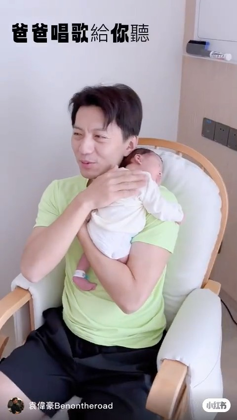 忙拍剧一脸倦容的袁伟豪也抽时间哄儿子睡觉。