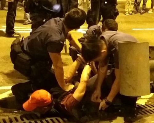 疑犯被機場特警按地制服並鎖上手銬。資料圖片