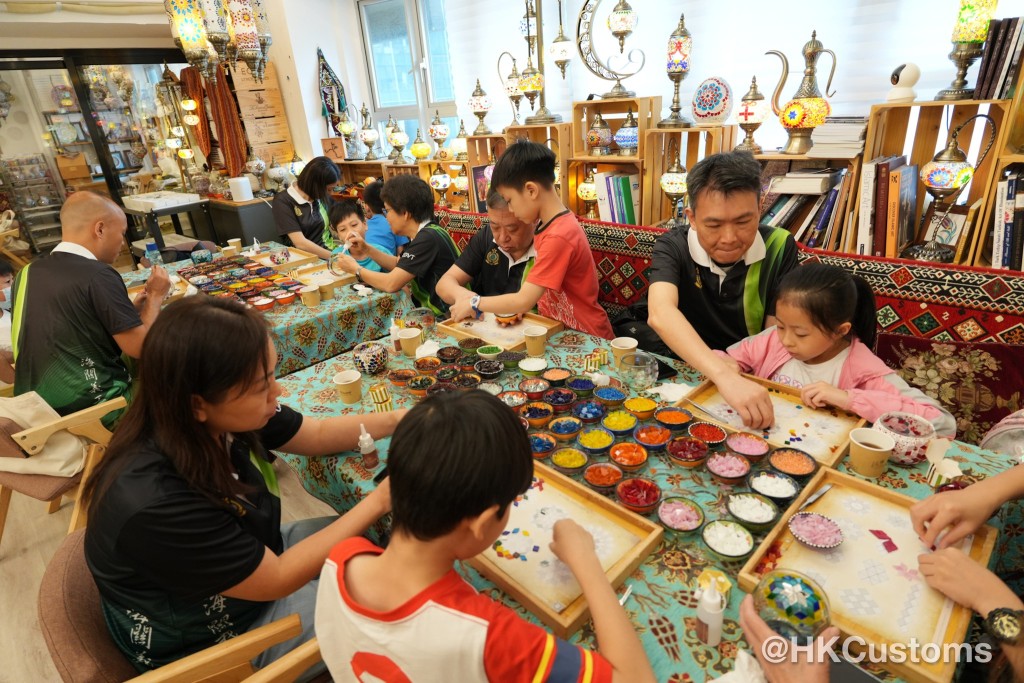小朋友透过体验艺术创作，认识不同国家文化。香港海关fb 