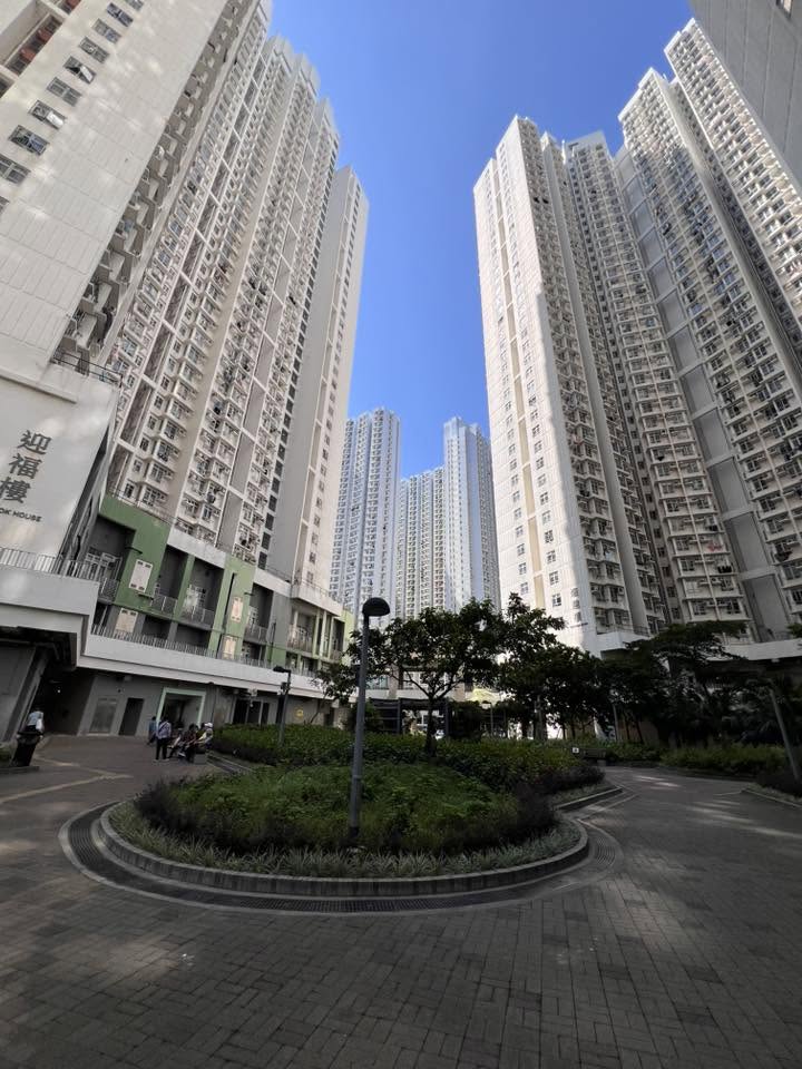 討論區中更有網民上載了一張相信是東涌新公屋的相片,相中可見新建的公屋大廈高聳入雲、外觀新淨現代(FB帖文截圖) 討論區中更有網民上載了一張相信是東涌新公屋的相片,相中可見新建的公屋大廈高聳入雲、外觀新淨現代(FB帖文截圖)