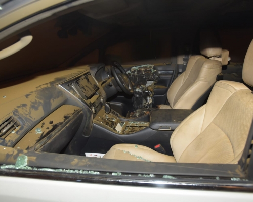 司機位電動窗摩打懷疑過熱起火，消防到場扑爆車窗將火救熄。
