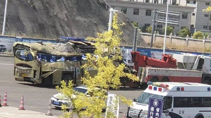 貴州早前發生運載隔離人員的大巴翻側事故，釀成27死20傷。網上圖片