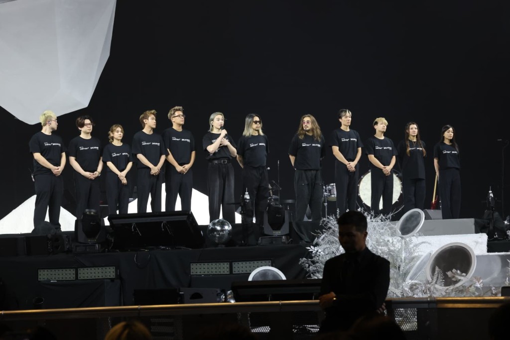 Jer與一眾工作人員身穿黑衫黑褲上台。 Jer與一眾工作人員身穿黑衫黑褲上台。