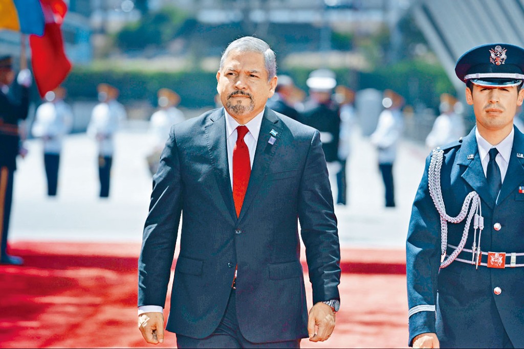 洪都拉斯外長雷納稱，國家逼切解決債務問題。