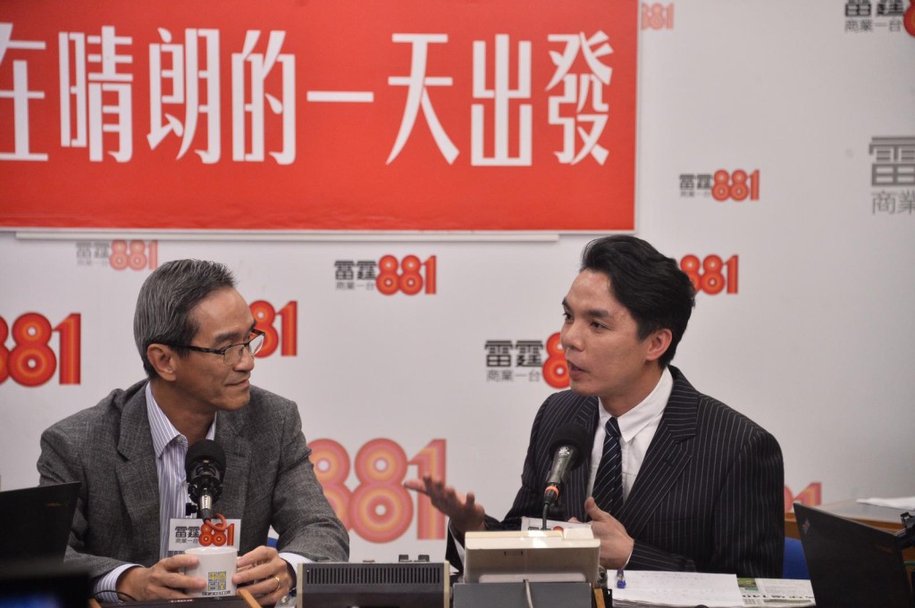 黃遠輝(左)對政府決定感高興。