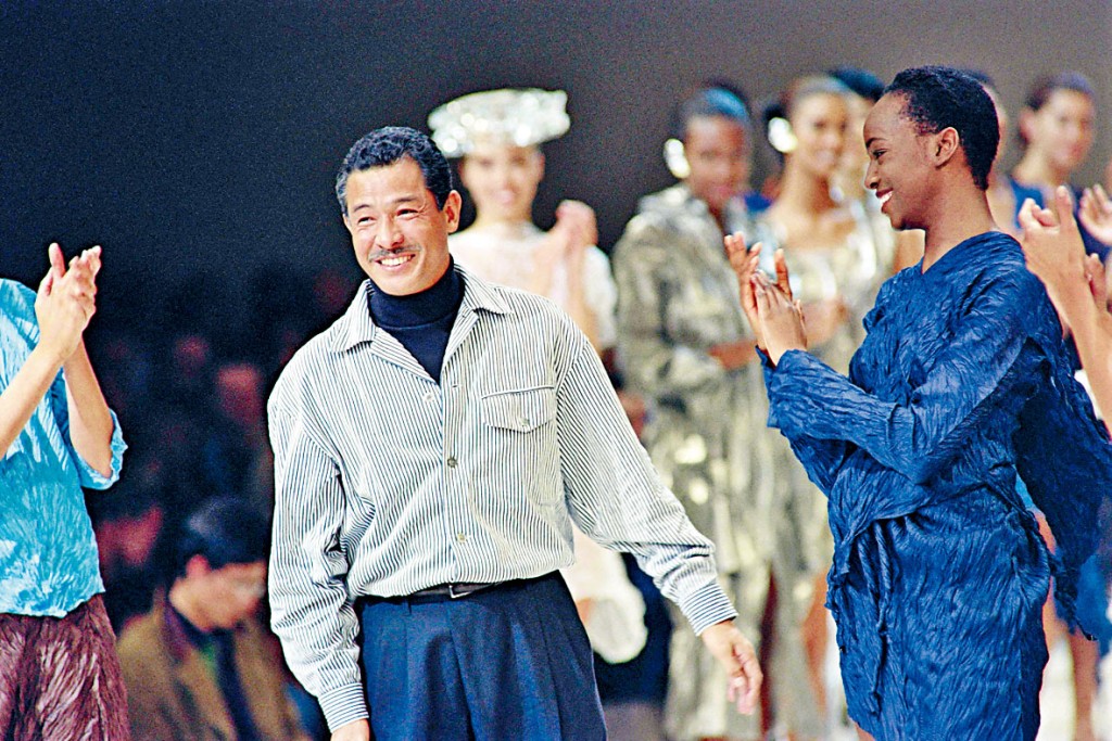 三宅一生在一九九二年巴黎春夏时装周，接受模特儿和观众鼓掌。