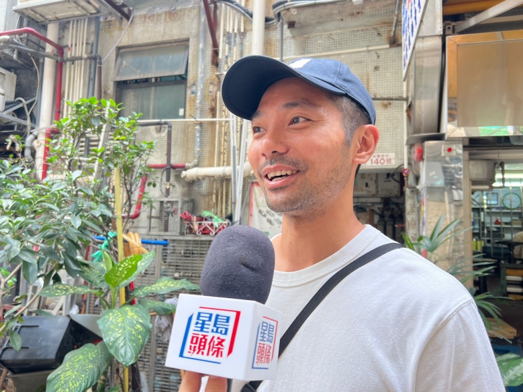 专程由元朗前来放金的曾先生表示，轮候约半小时才能交易。曹露尹摄