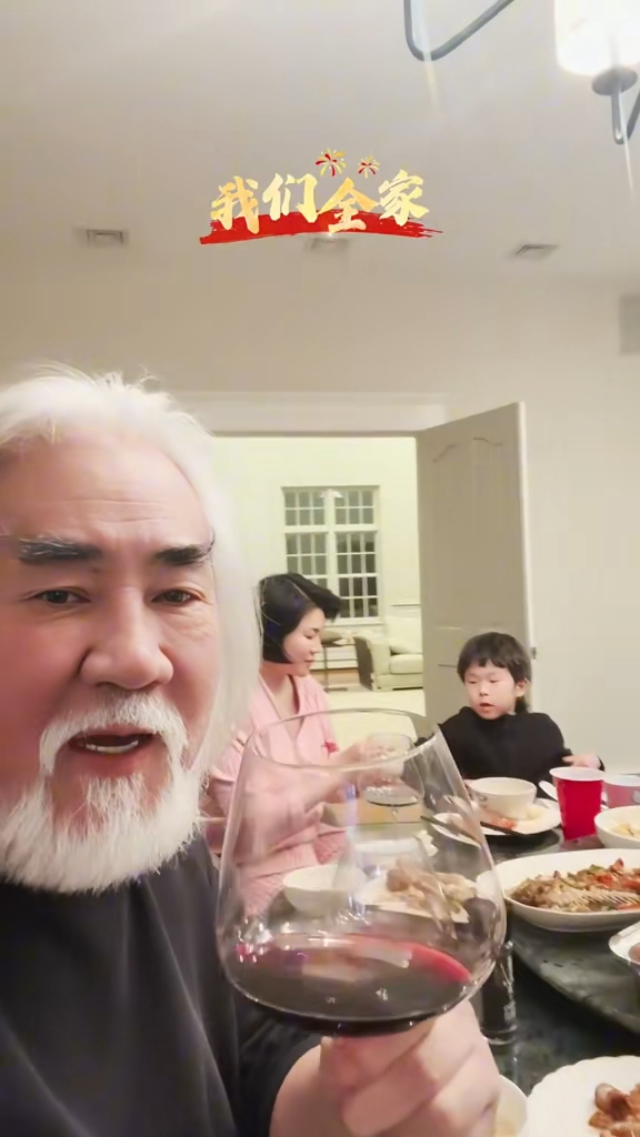 張紀中拍攝團年飯時,見到其旁邊有一女子。 張紀中拍攝團年飯時,見到其旁邊有一女子。