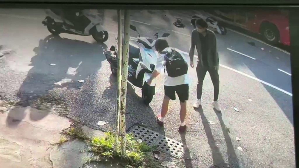戴姓女大生闯下大祸后，只顾检查自己车辆有否受损。