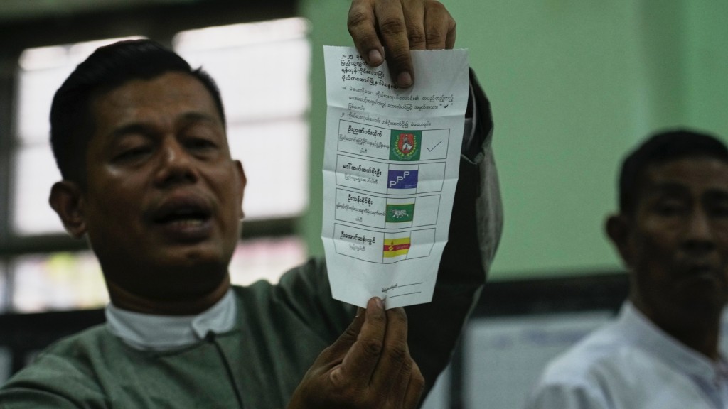 緬甸大選｜選委會職員在仰光為提前投票點票。 美聯社