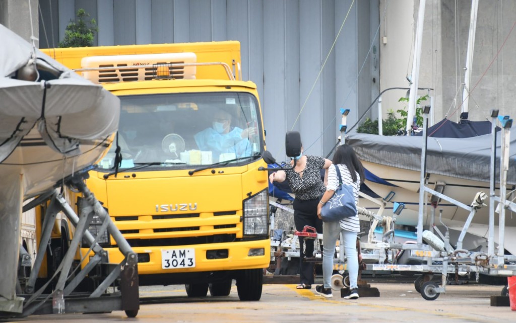 遺體運送上黑箱車。楊偉亨攝