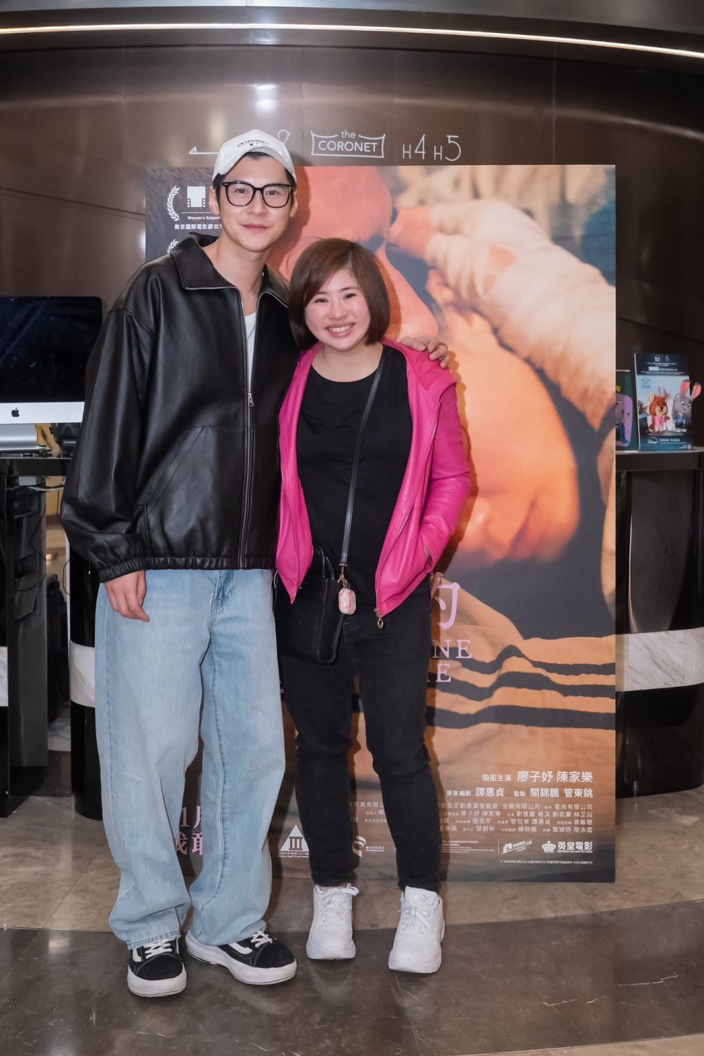 陳家樂與包場義工合照。