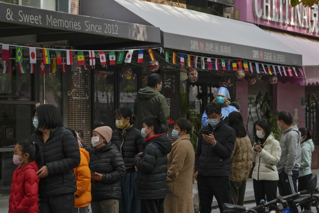 北京市民排隊進行核酸檢測。AP