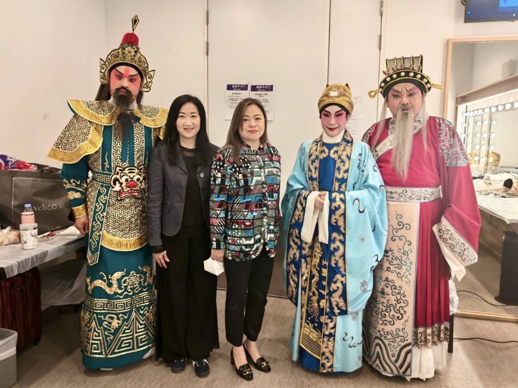 羅淑佩到後台與龍劍笙交流。羅淑佩fb