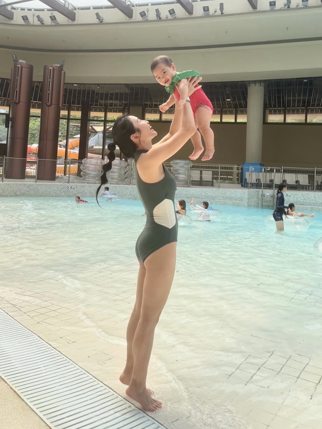 Coffee林芊妤將囡囡高高舉起，母女二人笑容燦爛。