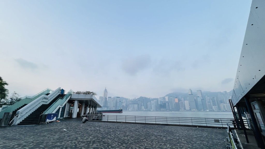 日間部分時間有陽光及炎熱,市區最高氣溫約31度,新界再高一兩度。蔡楚輝攝 日間部分時間有陽光及炎熱,市區最高氣溫約31度,新界再高一兩度。蔡楚輝攝