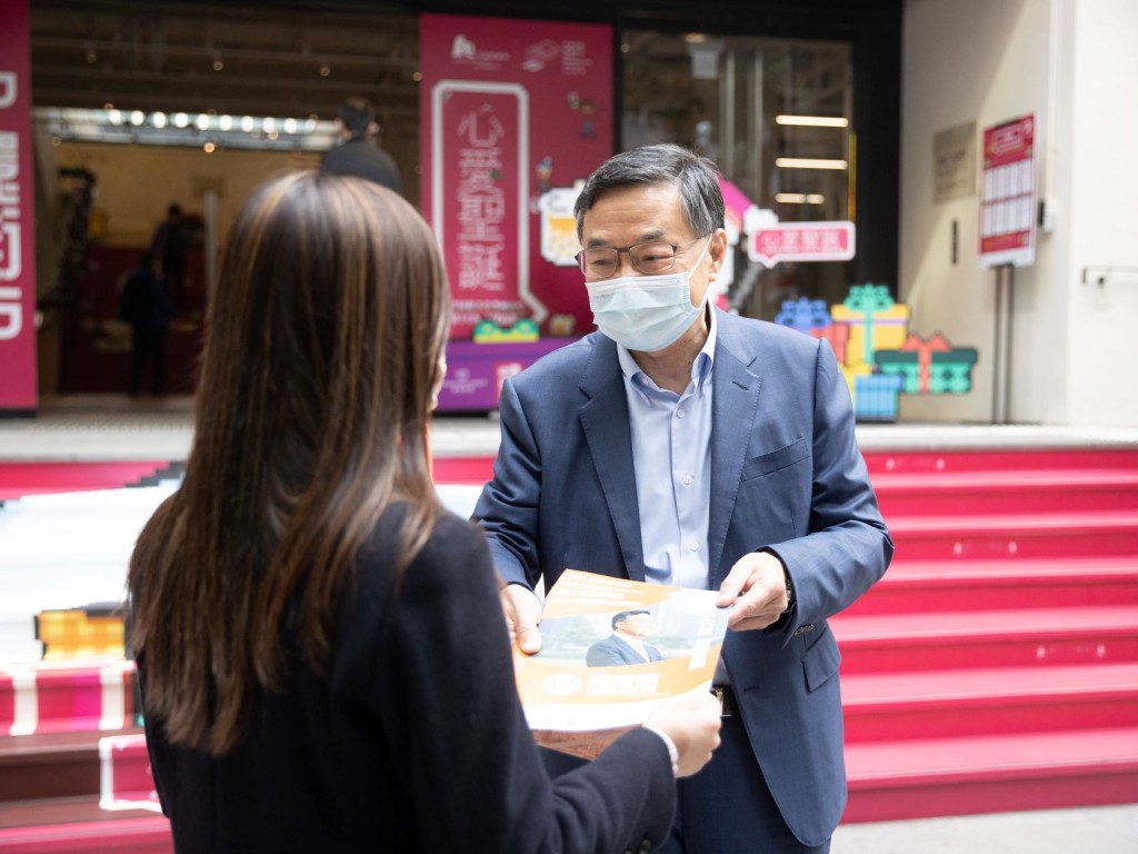 龍漢標到中環街市向市民派發參選政綱。龍漢標圖片