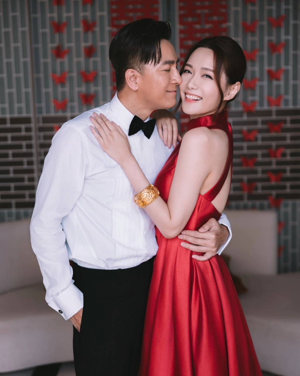 雖然湯洛雯跟足傳統進行出門及斟茶儀式,但服裝上卻一反傳統,她選穿香港本地品牌Qipology的「Zinnia Halter Bridal Qipao Gown」。 雖然湯洛雯跟足傳統進行出門及斟茶儀式,但服裝上卻一反傳統,她選穿香港本地品牌Qipology的「Zinnia Halter Bridal Qipao Gown」。