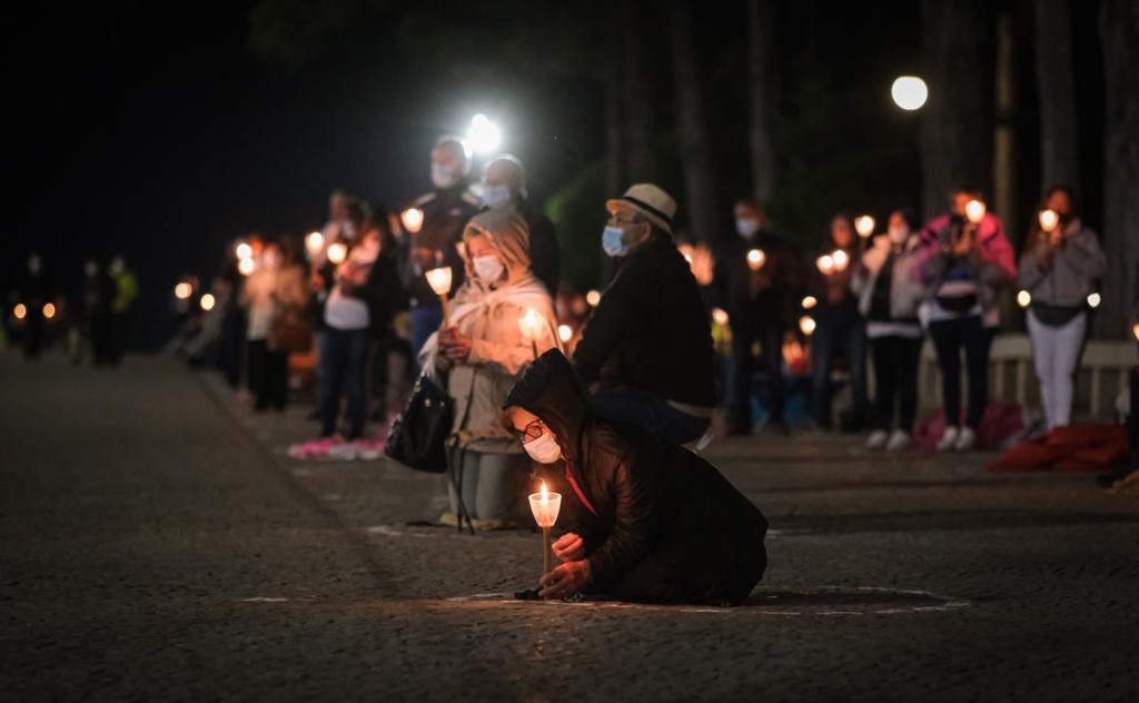 众多天主教徒周一晩齐集在葡萄牙首都里斯本著名的花地玛大教堂外，集体祷告。网图