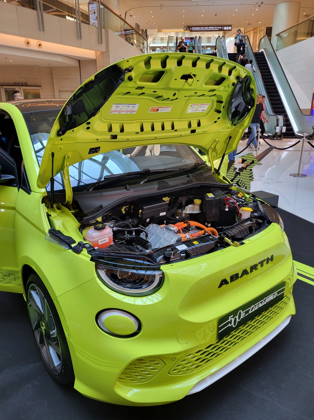 意大利电动车Abarth 500e高性能版采用单马达前驱，扭力235Nm。