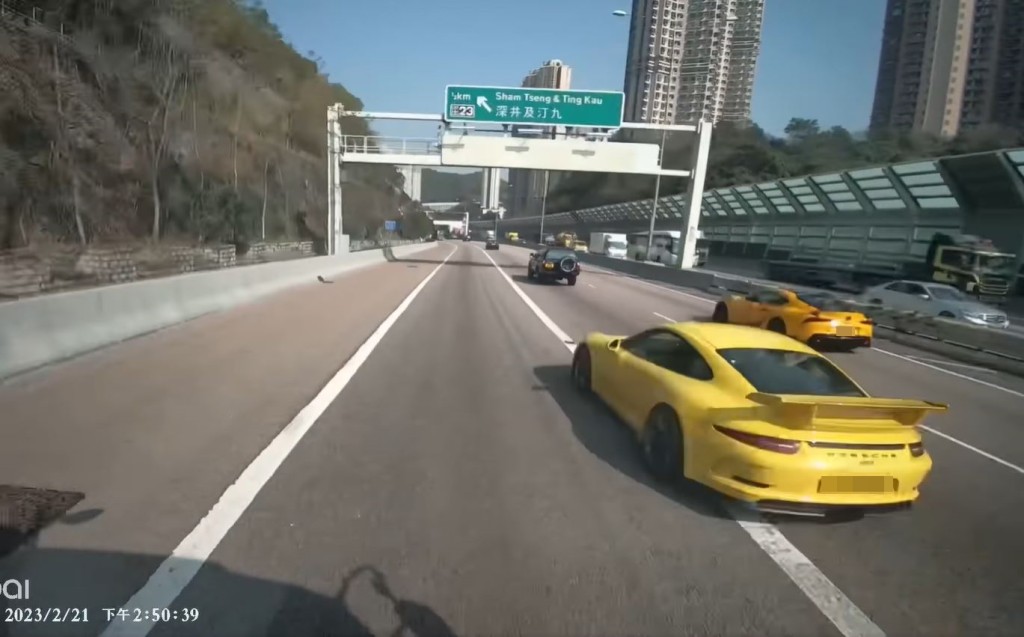 兩跑車在屯門公路狂飆。fb車cam L（香港群組）影片截圖