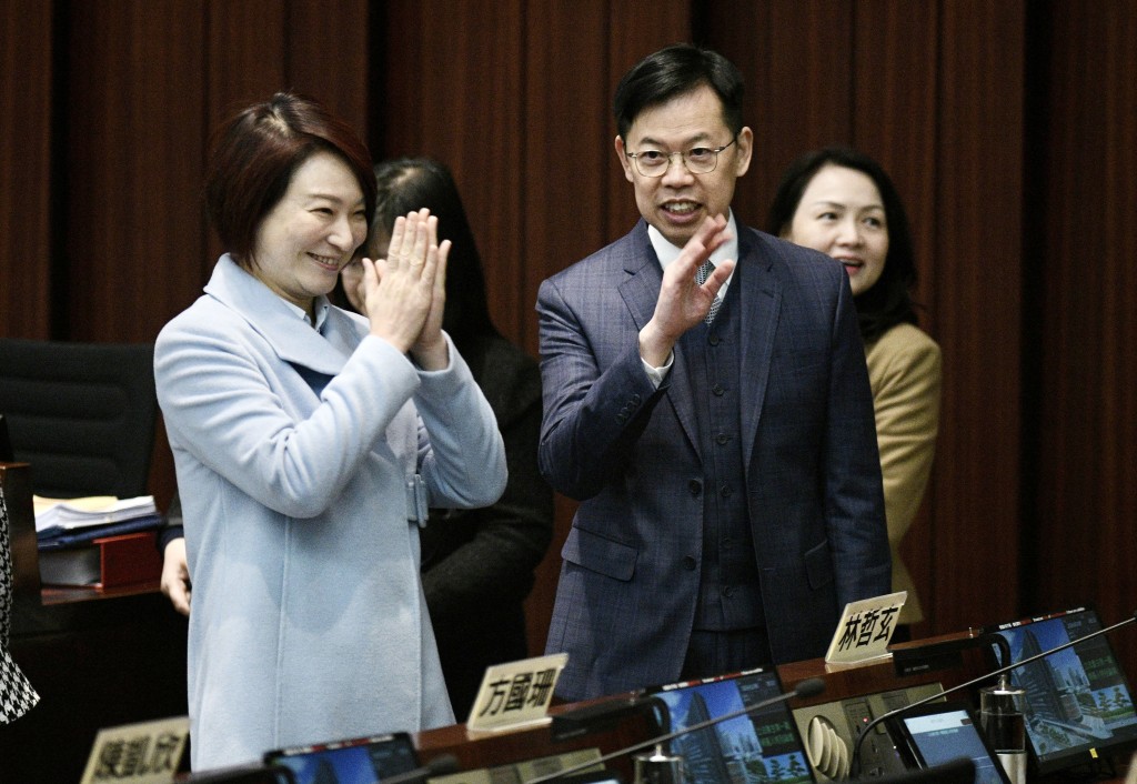 昨日特別論壇上，二人開了不少「支票」回應議員訴求。資料圖片