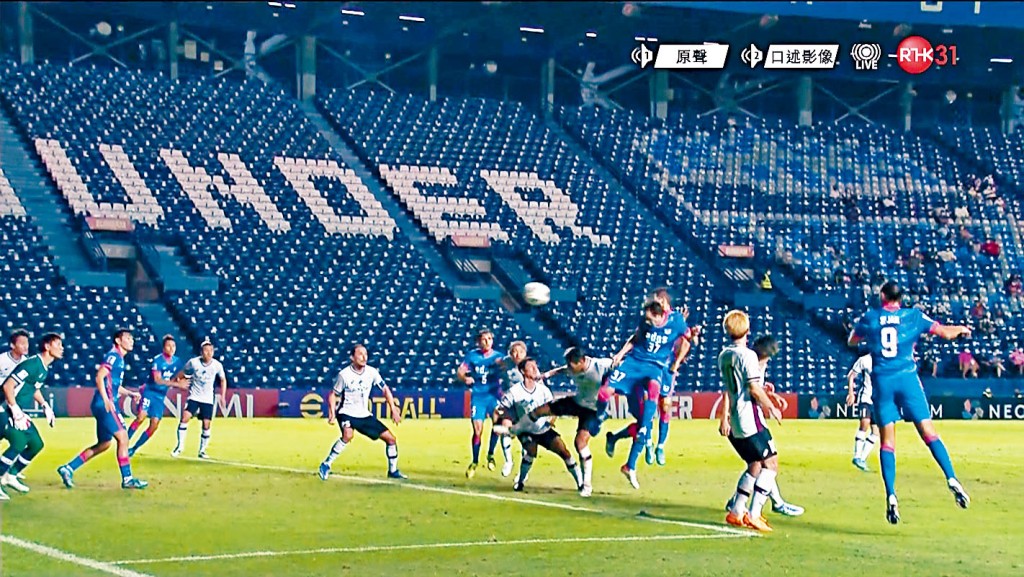 巴爾拿（右四）補時階段接應左路角球一頂破網。