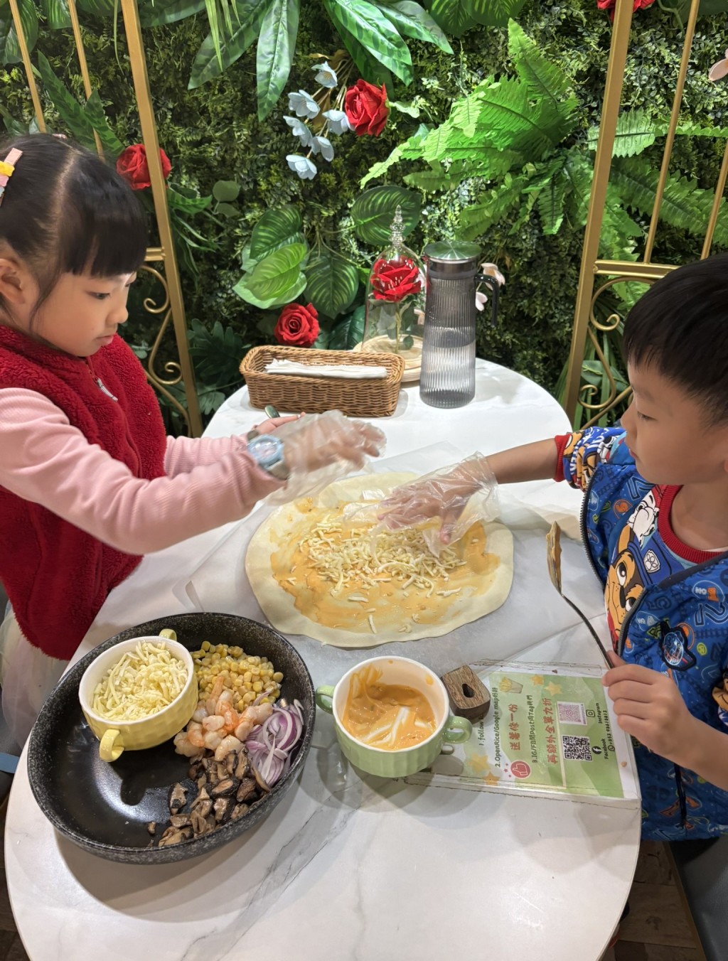 由醬汁到配料統統可以自選，pizza餅底 有12吋，足夠一家人齊齊分享。（圖片來源：《親子王》）