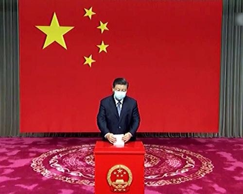 習近平今日在懷仁堂投票。央視影片截圖