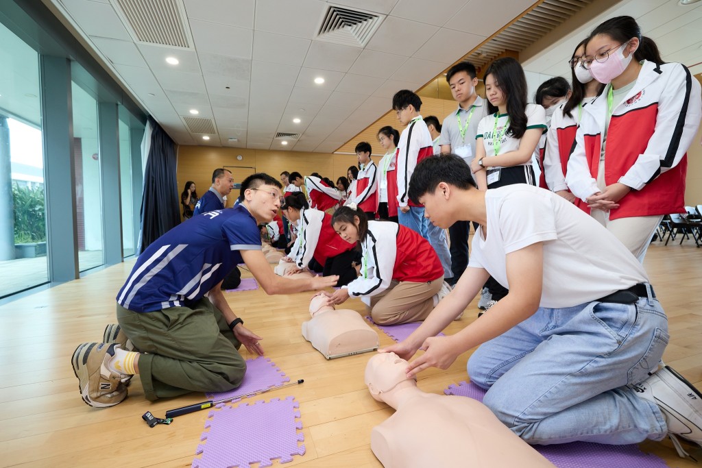 接受心肺复苏法（CPR）和自动心脏除颤器（AED）训练。香港律师会facebook图片