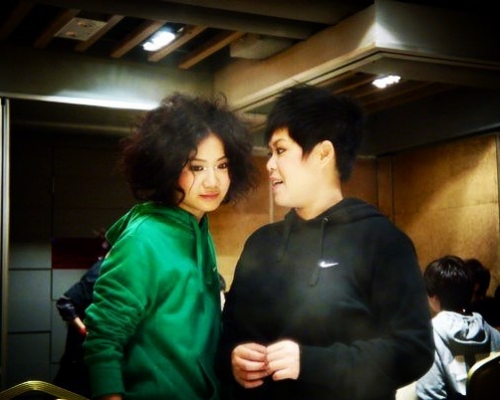 二汶在社交平台分享一張與Ellen合影的舊照，憑歌寄意。林二汶ig