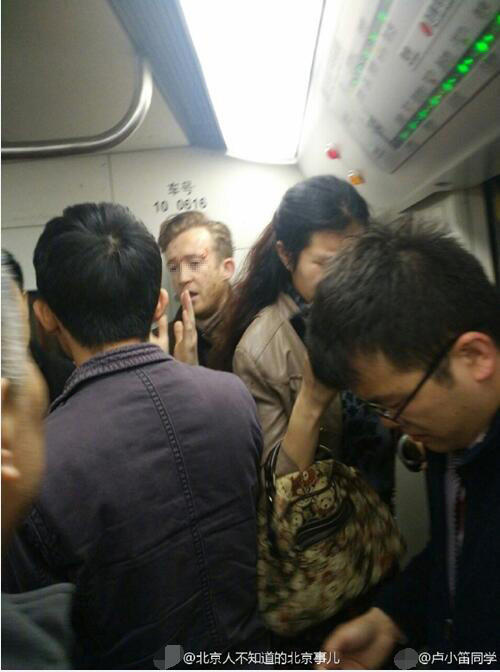 據指,開門後二人被警察帶走。