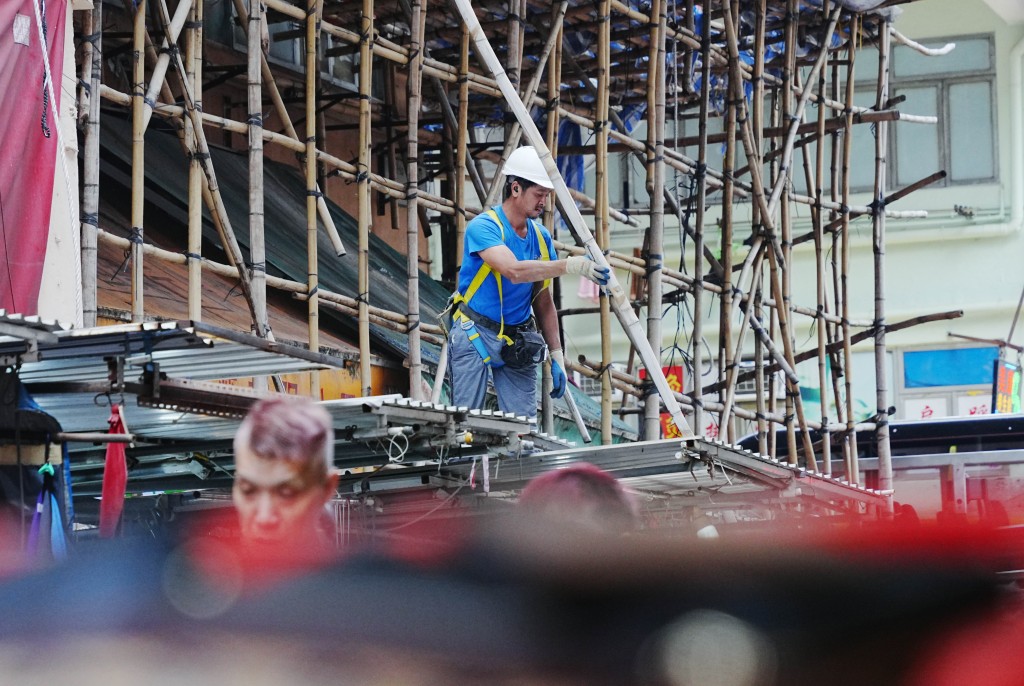 工人拆棚和棚網。