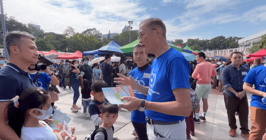 醫務衞生局局長盧寵茂日前到九龍公園出席嘉年華活動，亦把握機會向市民派發區選宣傳單張。醫務衞生局fb