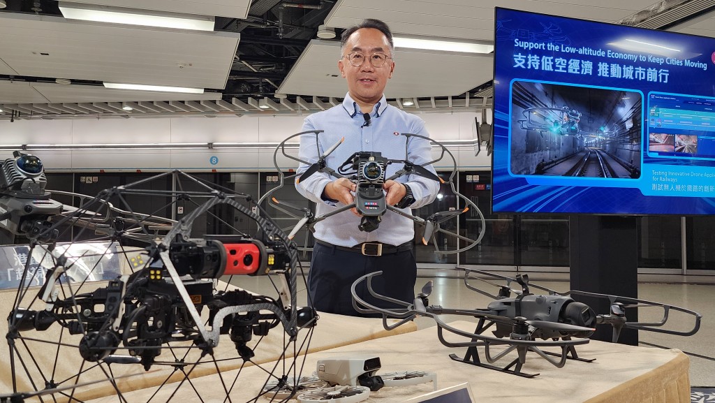 港鐵車務工程服務及創科總管陳慶強表示,全自動飛行執勤測試成效理想。 黎志偉攝 港鐵車務工程服務及創科總管陳慶強表示,全自動飛行執勤測試成效理想。 黎志偉攝