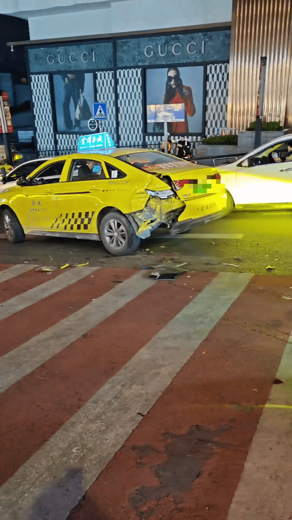 重庆闹市私家车失控铲向人群，网民拍下现场画面，一辆的士尾部被撞毁。 抖音