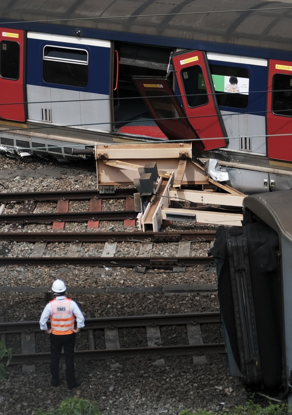 2019年，港鐵東鐵線發生載客列車出軌嚴重事故，車廂偏離路軌。