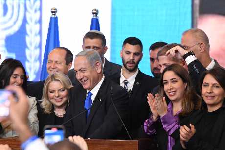 以色列前總理內塔尼亞胡（中）領導的利庫德集團在國會選舉中取得最多議席，有望組成聯合政府，再度上台執政。（新華社資料圖片）