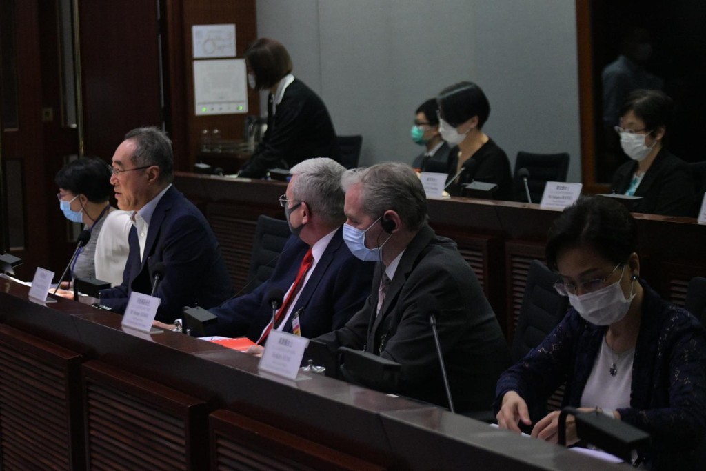 唐英年（左二）回應議員提問。