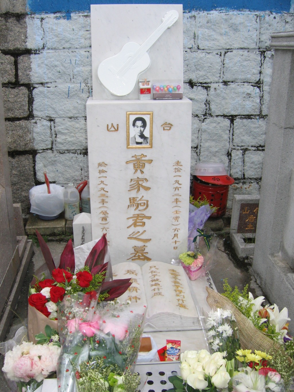黃家駒1993年在日本意外離世，遺體運返香港，安葬於將軍澳華人永遠墳場。
