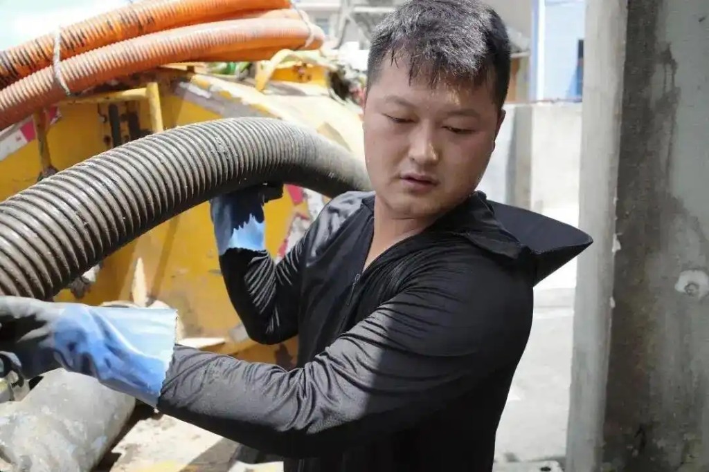 “上班开粪车下班开Benz”浙江男子潘浩男。