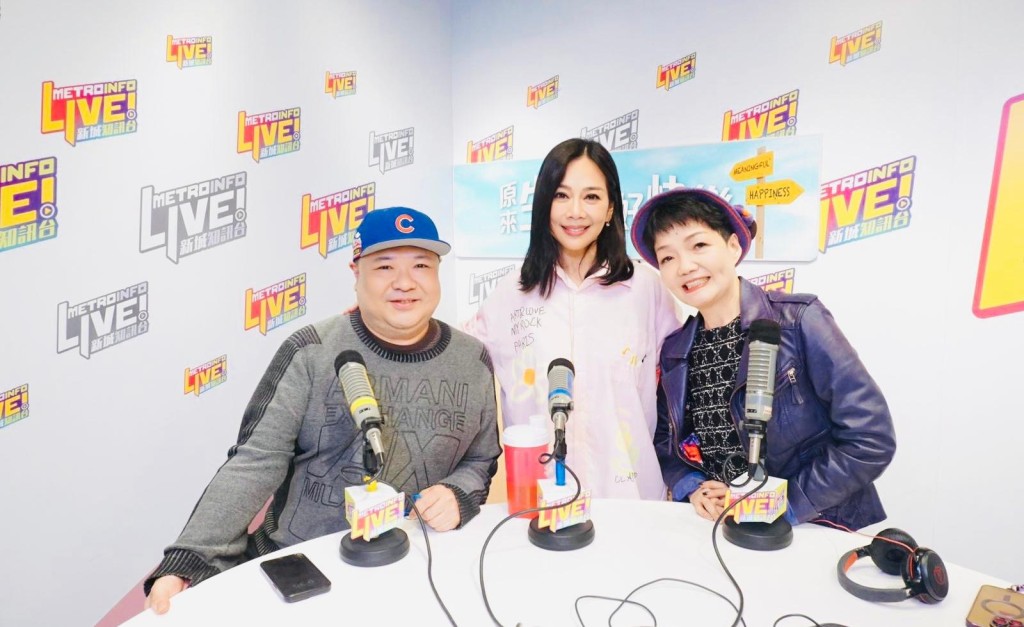 松松最近返港錄音,會留三、四個月,但她跟老公都有默契,兩星期要見一次。 松松最近返港錄音,會留三、四個月,但她跟老公都有默契,兩星期要見一次。